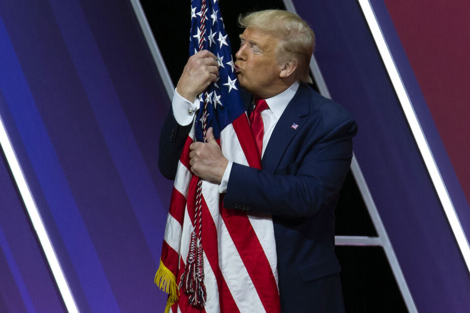 Donald Trump (73) küsst die amerikanische Flagge. (Archivbild)