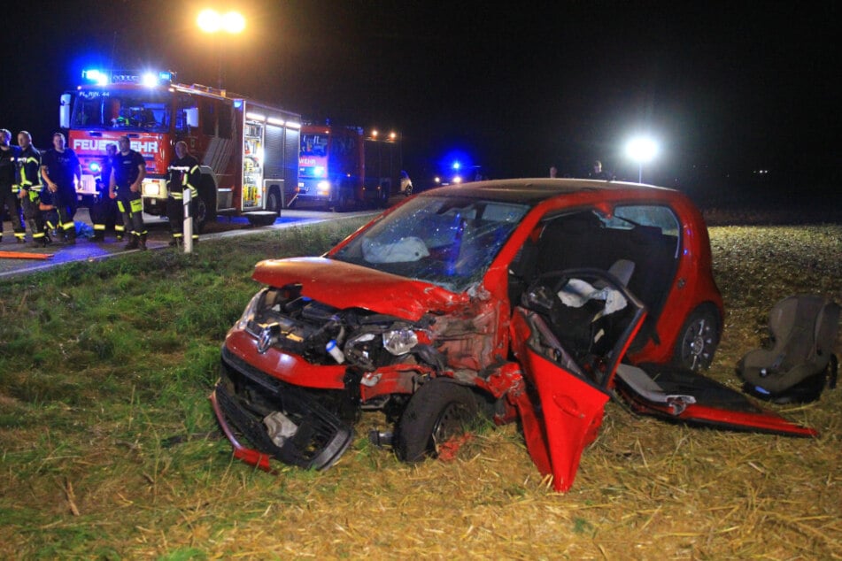 Beide Fahrzeuge waren nach dem Unfall Schrott und mussten abgeschleppt werden.