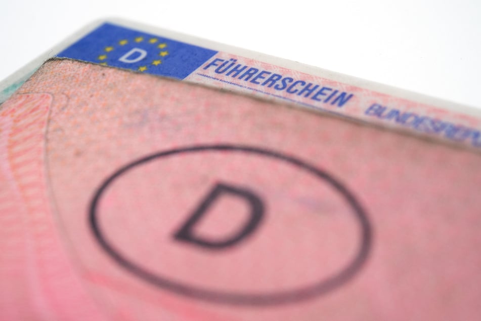 Der alte Papierführerschein gehört bald der Vergangenheit an. Nun müssen die Geburtsjahrgänge 1965 bis 1970 die alte Erlaubnis gegen einen neuen EU-Führerschein umtauschen. (Symbolbild)