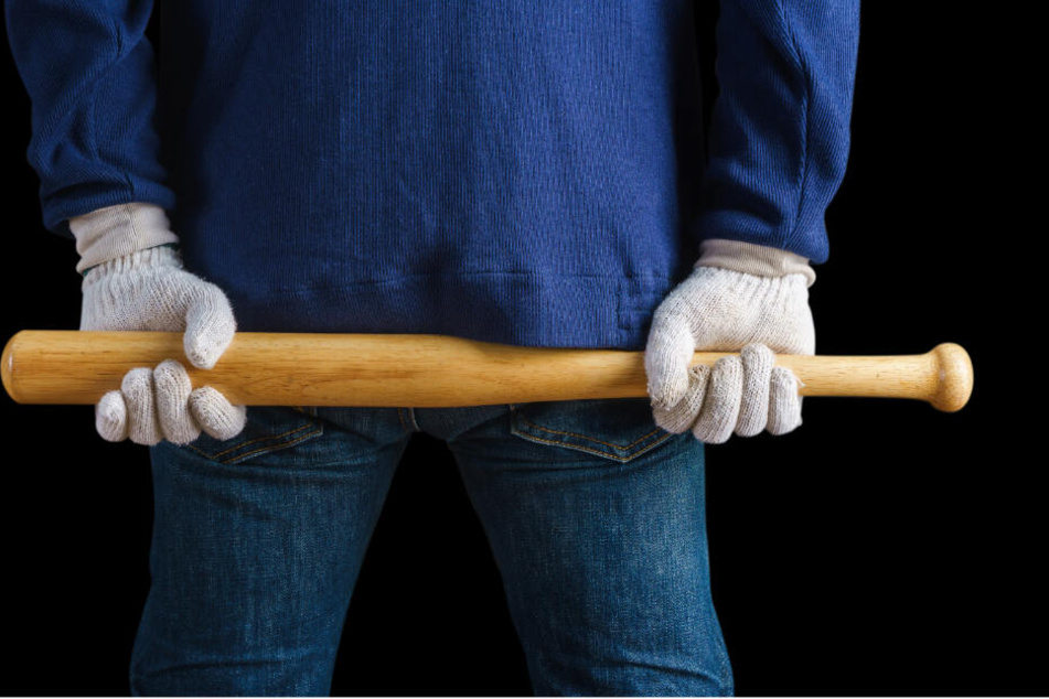 Der 28-Jährige soll mit einem Baseballschläger auf den 20-Jährigen eingeschlagen haben. (Symbolbild)