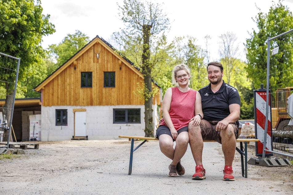 Marco Standke (36) und seine Freundin Anne (30) vorm wiederaufgebauten Bergbaude auf der Panoramahöhe in Berggießhübel.