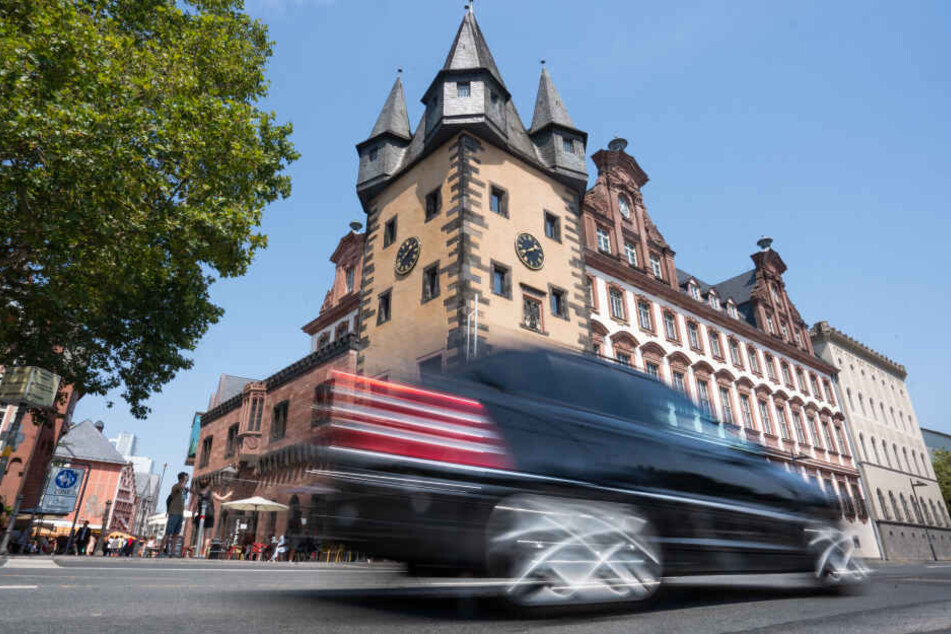 Autos haben am nördlichen Mainufer ab Dienstag keine Chance mehr.