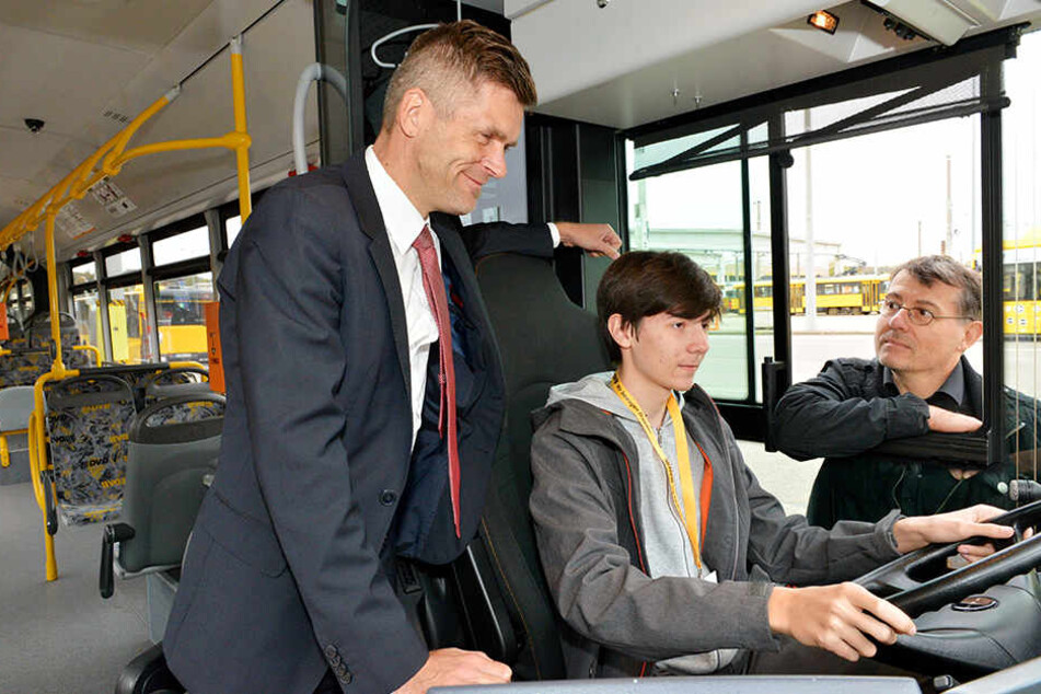 Wenn fahrerisches
Können auf Verantwortung
trifft:
DVB-Vorstand Lars
Seiffert (48, l.)
erklärt Leonhard
(15) und seinem
Vater Lars Kress
(50) das Berufsbild
eines Busfahrers.