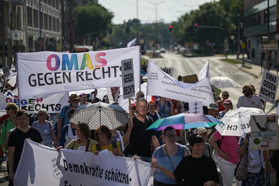 Unter dem Motto "Demokratie schützen - jetzt!" rief die Vereinigung Omas gegen Rechts zu einer Demonstration auf.