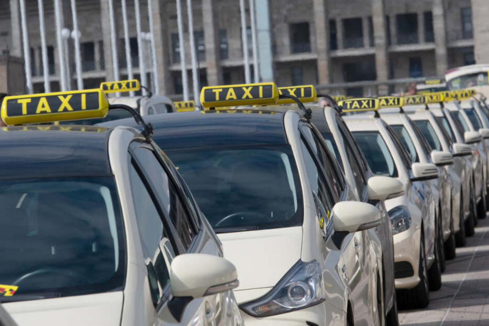Die Frau musste mit ihrem Kind das Taxi verlassen. (Symbolbild)