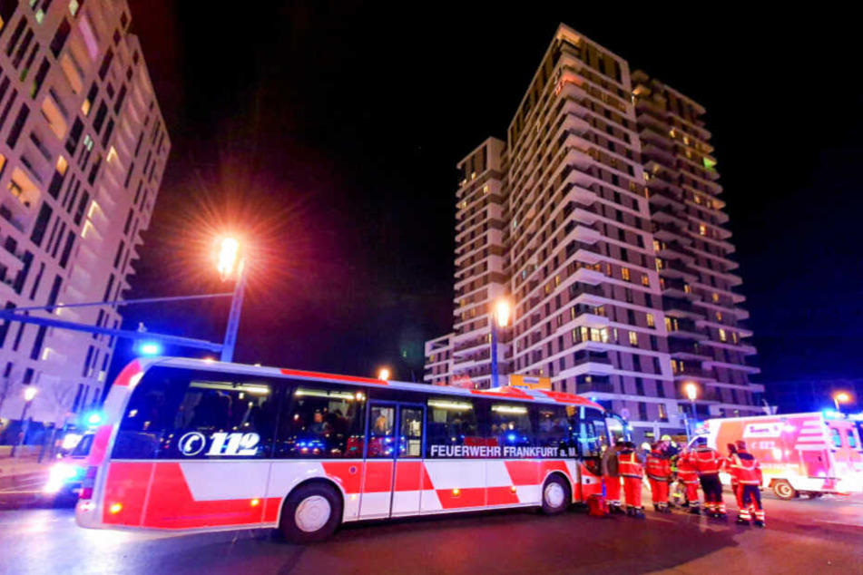 Die Feuerwehr rückte unter anderem mit einem ganzen Bus an.