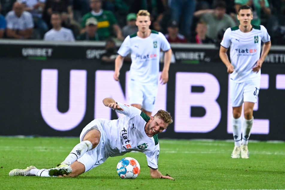 Christoph Kramers (30, u.) Ausrutscher im Bundesliga-Auftakt gegen den FC Bayern könnte sinnbildlich für den Saison-Beginn der Borussia stehen.