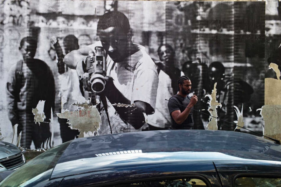 Ghetto-Artwork: Polizist Gwada (Djebril Zonga) kennt sich in Clichy-Montfermeil bestens aus: Denn er ist in diesem brodelnden sozialen Pulverfass aufgewachsen.