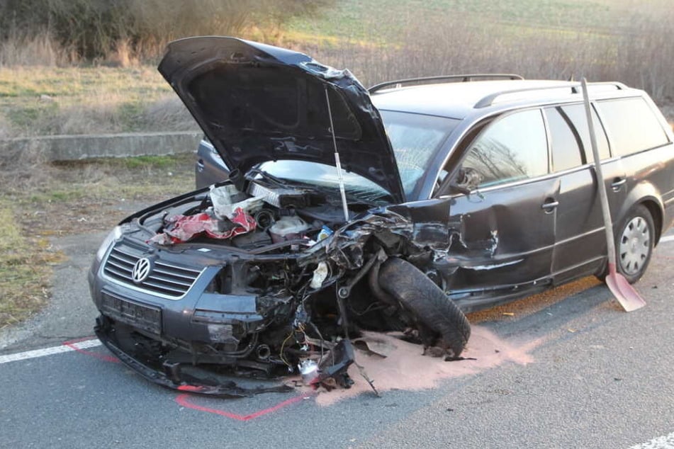 An einem der Autos wurde sogar ein Rad durch den Zusammenprall abgerissen.