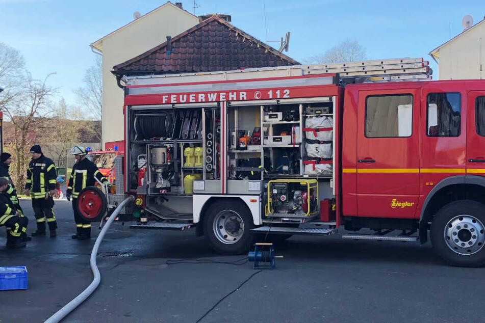 Die Feuerwehr musste mit einem Großaufgebot den Brand im Gebäude löschen.