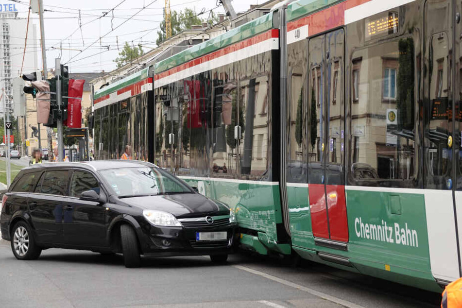 Ein Opel krachte mit einer Citybahn zusammen.