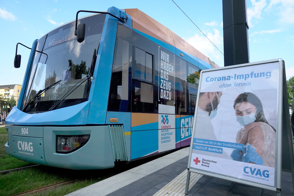 Am Freitagvormittag hielt die Impf-Straßenbahn an der Endhaltestelle Bernsdorf.