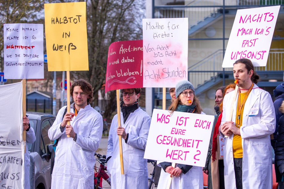 Warnstreik an NRW-Unikliniken: Ärzte ziehen direkt vor Finanzministerium