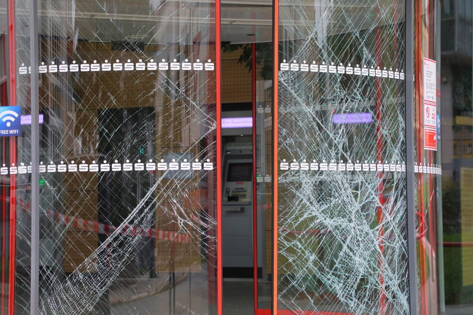 Auf diese Türen der Sparkassenfiliale in der Leipziger Straße wurde im vergangenen August so stark eingetreten, dass der Schaden im fünfstelligen Bereich liegt.