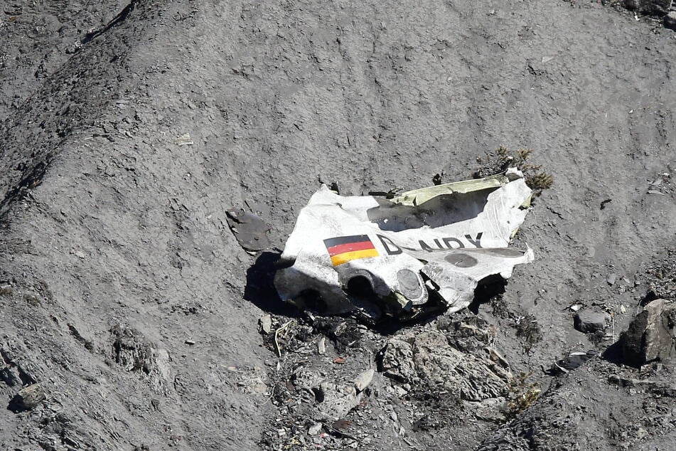 An der Absturzstelle wurden unzählige Teile der Germanwings-Maschine gefunden. Dieses war eines der größten.