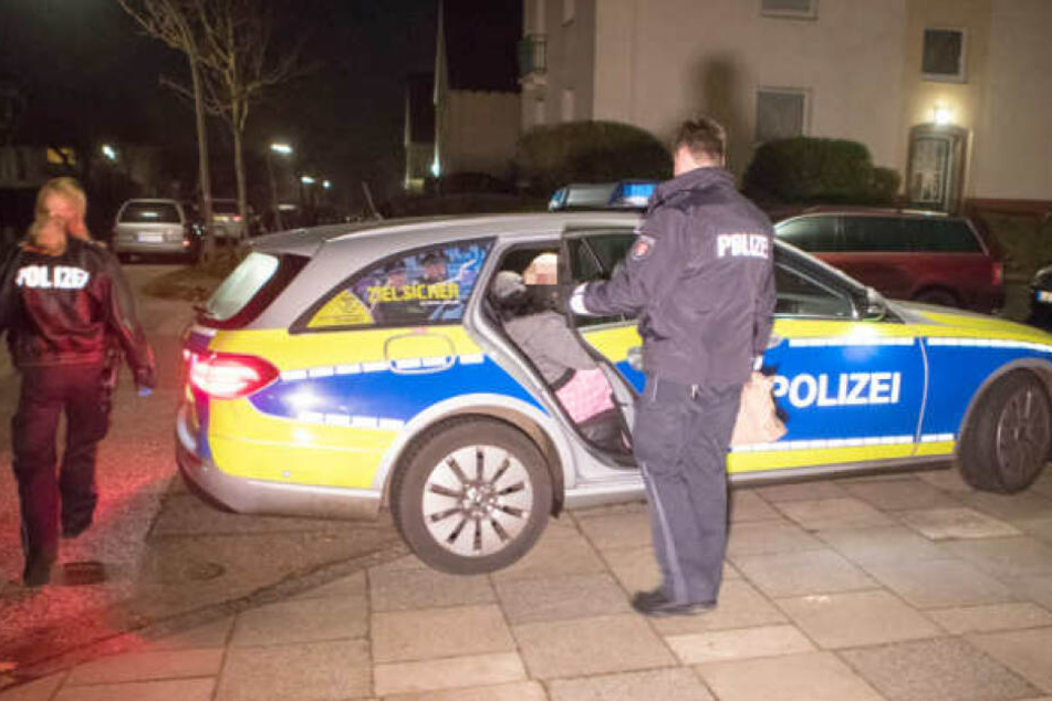 Die Polizei nahm die Frau noch in der Nacht mit aufs Revier.