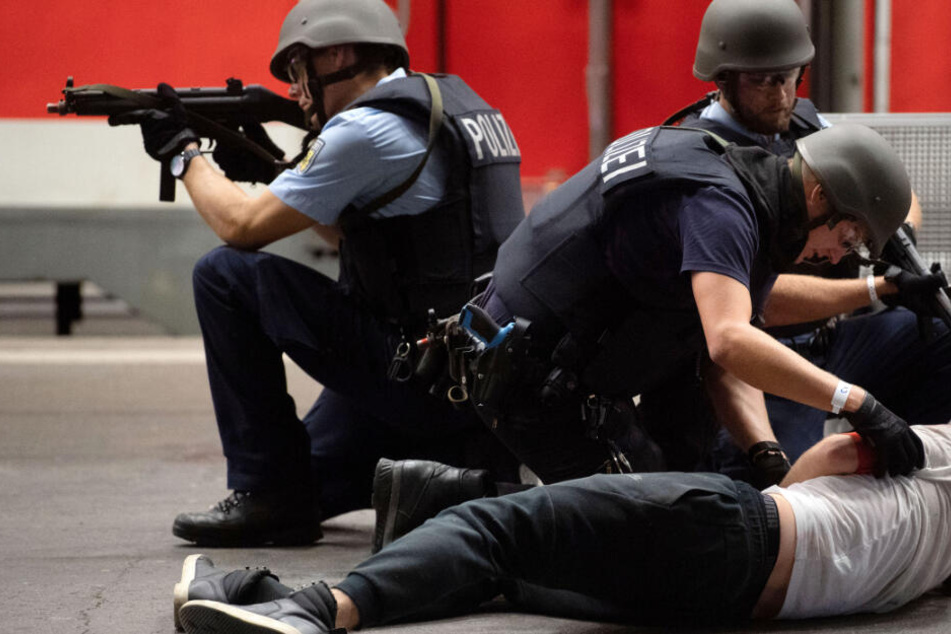 Anti-Terror-Übung: Polizisten proben den Ernstfall in Stuttgart (September 2018).