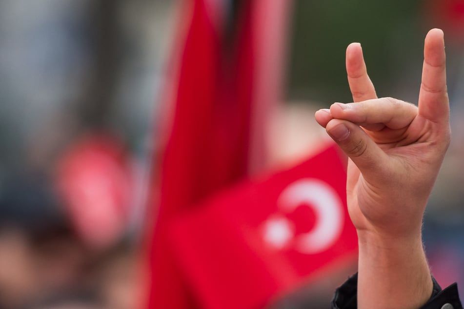 Der Polizist hatte in einem Dönerladen den sogenannten "Wolfsgruß" gezeigt. In der Türkei wird dieses Handzeichen von einer rechtsextremen türkischen Bewegung genutzt. (Symbolfoto)