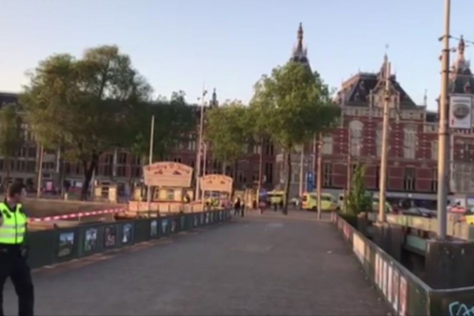 Ein Auto ist in Amsterdam in eine Gruppe Fußgänger gerast