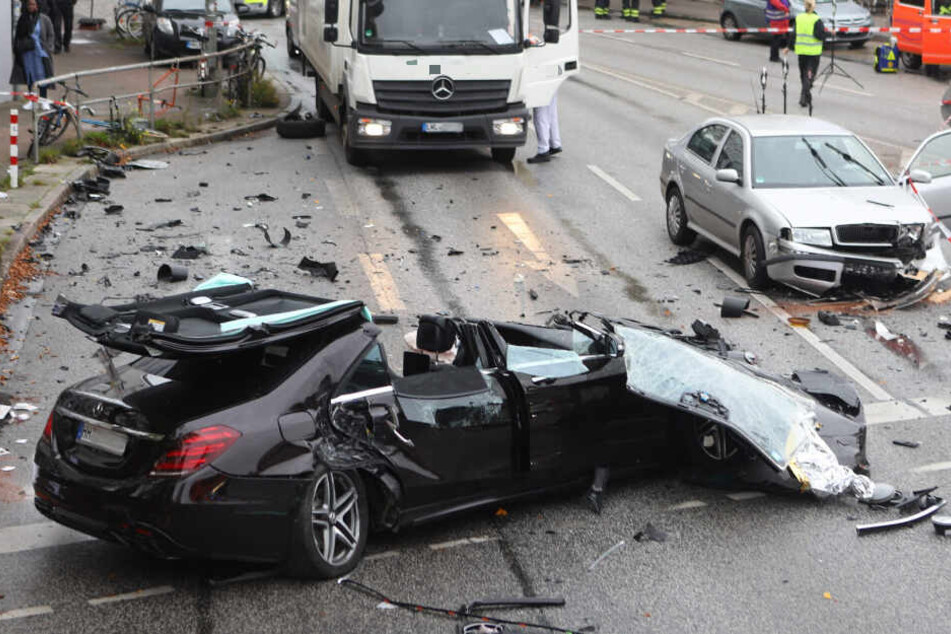 Der Mercedes wurde durch die Wucht des Aufpralls auseinandergerissen.