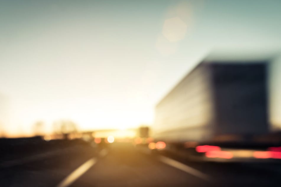 Der LKW geriet in den Gegenverkehr und kostete einem anderen Fahrer das Leben. (Symbolbild)