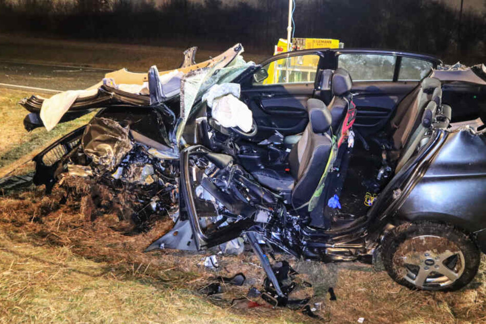 Auch von dem zweiten Wagen blieb nur ein zertrümmertes Wrack übrig.