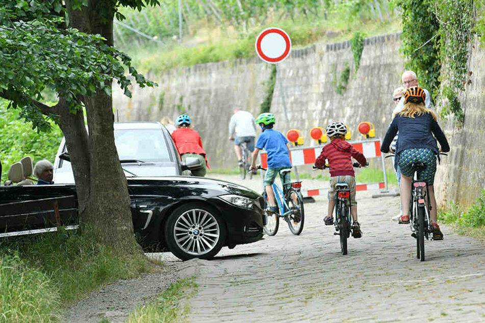 Noch dominieren die Verbotsschilder. Aber: Die Stadt gibt am Körnerweg Gas.