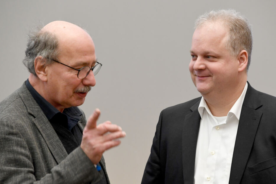 Burkhard Peters , Landtagsabgeordneter von Bündnis 90/Die Grünen (l) spricht mit Kai Dolgner, Landtagsabgeordneter der SPD, vor der Sitzung des Parlamentarischen Untersuchungsausschusses zur Rockeraffäre.