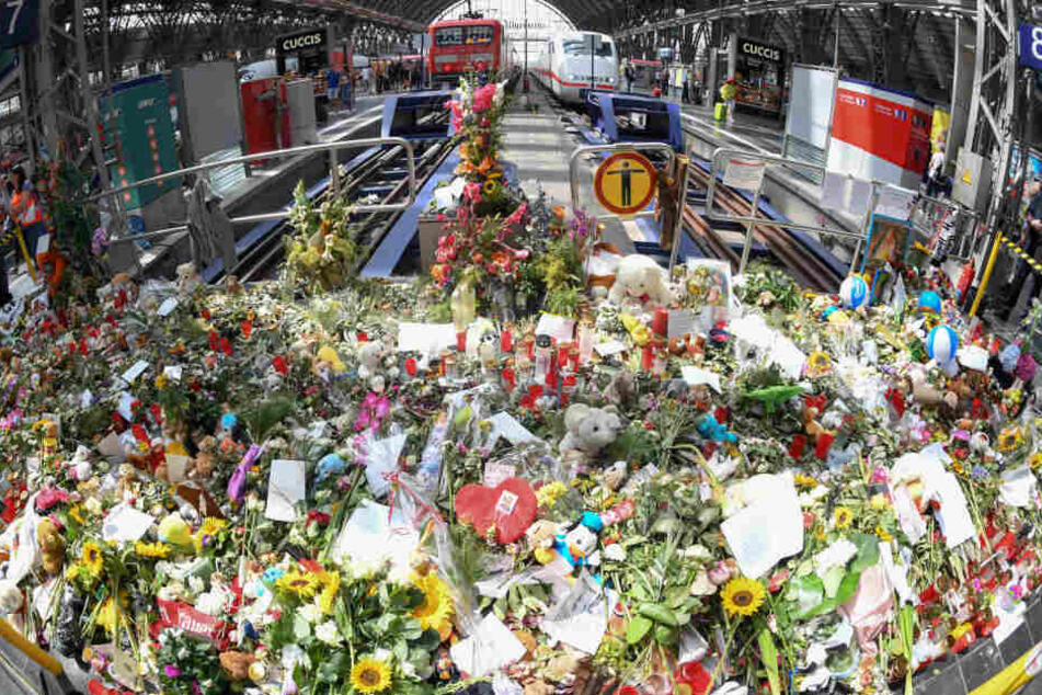 Eine Woche nach dem tödlichen Stoß eines Achtjährigen im Frankfurter Hauptbahnhof ist der Bereich zwischen Gleis 7 und 8 mit Blumen übersät.
