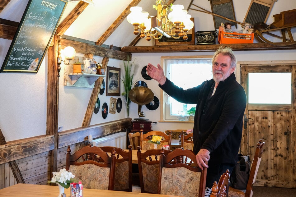 Harald Böhme (80) steht in seiner frisch renovierten Kneipe.