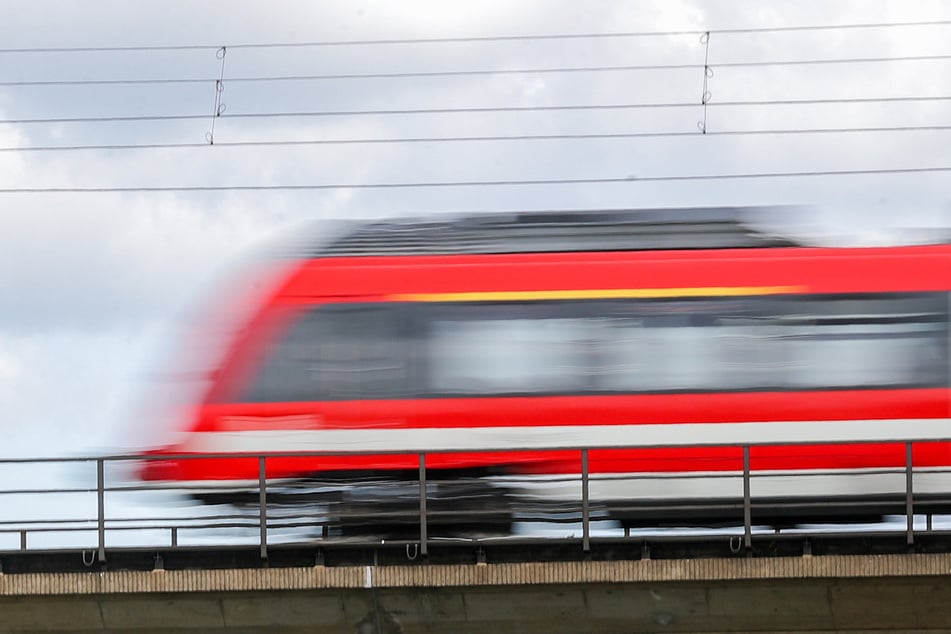 Ein Weichendefekt behindert seit Dienstagvormittag den Zugverkehr zwischen Dresden und Leipzig. (Archivbild)