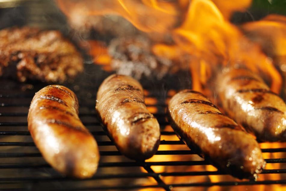 Die Feuerwehr war mit einem Großaufgebot vor Ort, nachdem eine Familie in ihrer Wohnung mit einem Holzkohlegrill gegrillt hatte. (Symbolbild)