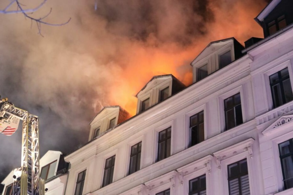Die Flammen griffen auf das Dach über und zerstörten es.