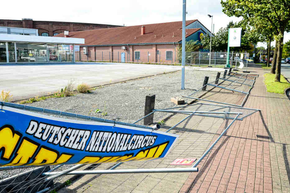 Ein Bauzaun an der Stadtheider Straße war vor dem heftigen Wind nicht siher.