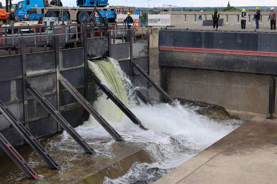 Die Trogbrücke wurde nach den Wartungsarbeiten wieder mit Wasser befüllt.