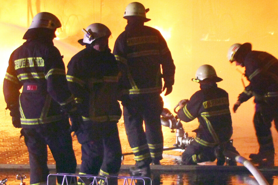 Bei einem Feuer auf einem Bauernhof bei Tettau im Kreis Kronach sind zwei Menschen verletzt worden. (Symbolbild)