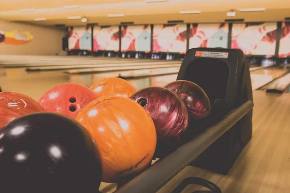 Die 23-Jährige hatte trotz Hausverbot ein Bowling-Center betreten und leistete sich gegenüber einer Polizistin einen Fehltritt. (Symbolfoto)