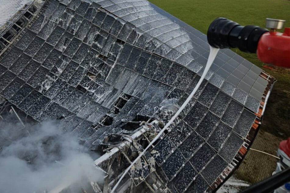 17 Feuerwehren waren bei dem Brand in Falkenberg im Einsatz.