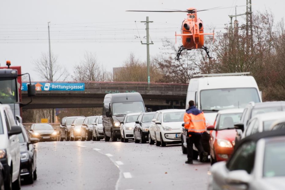 Autos stehen nach einem Unfall auf dem Messeschnellweg im Stau.
