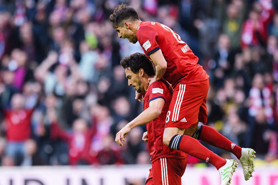 Mats Hummels (l.) wurde von Javi Martinez für sein Tor zum 1:0 für die Bayern gefeiert.