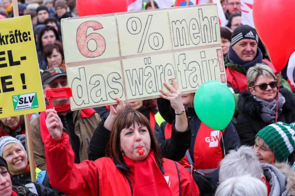 Die Gewerkschaften fordern sechs Prozent mehr Lohn. (Symbolbild)