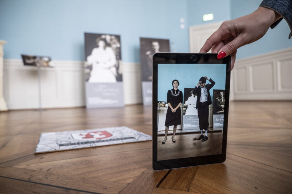 Mithilfe von Tablets können die Besucher das Schloss interaktiv erkunden. Dazu erscheint ihnen das Grafenpaar von Schönburg-Waldenburg.