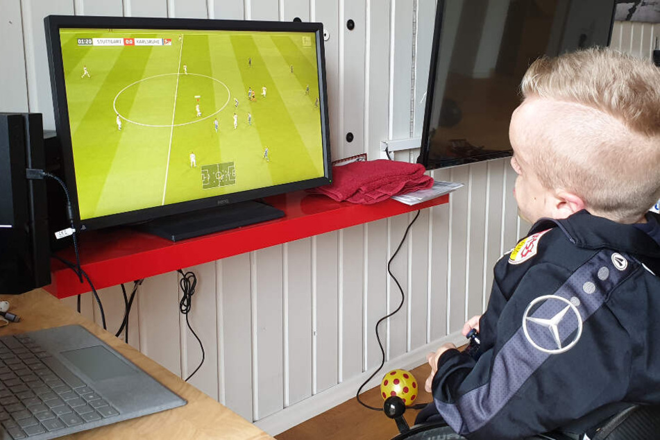 Niklas Luginsland spielt ein FIFA-Match auf der PlayStation 4 in seinem Zimmer.