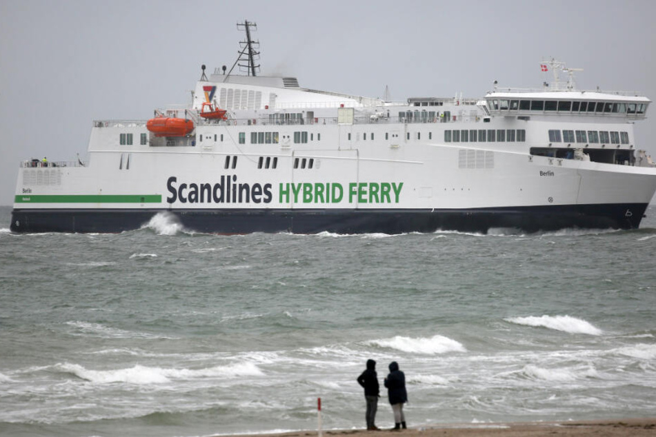 Die Scandlines-Fähre "Berlin" steuert auf den Rostocker Hafen zu.