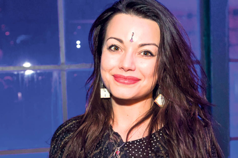 Dresden - Sie kam nicht, aber ist doch da: Schauspielerin Cosma Shiva Hagen (37) "schwänzte" die Ausstellungseröffnung "Verbotene Lust" in der Galerie von Holger John (58).