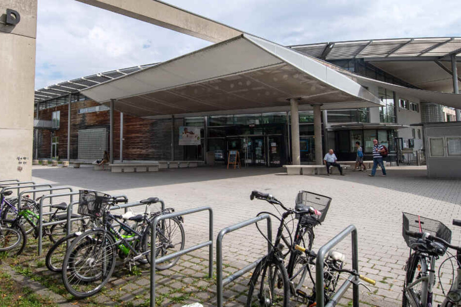 In einem Münchner Schwimmbad soll es zu einem schrecklichen Zwischenfall gekommen sein.