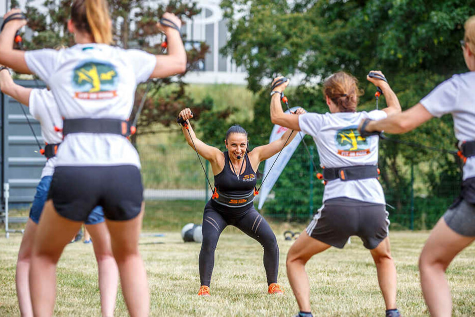 Gürtel umschnallen und gegen Widerstände von elastischen Tubes kämpfen: Die "Shadowboxer"-Elite-Trainerin Kathleen Baum (34) zeigt, wie es geht.
