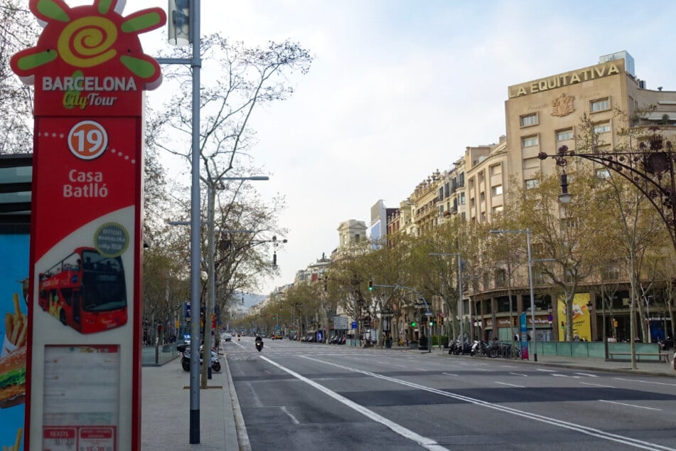 Fast niemand ist mehr in der Stadt unterwegs. Zur wirksameren Bekämpfung der Coronavirus-Epidemie verhängt Spanien einen zweiwöchigen sogenannten Alarmzustand, der auf die Einschränkung der Bewegungsfreiheit im ganzen Land hinausläuft.