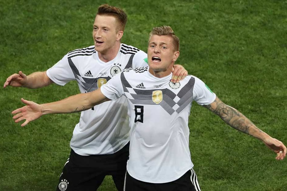 Toni Kroos (re.) feiert mit Marco Reus seinen Siegtreffer.