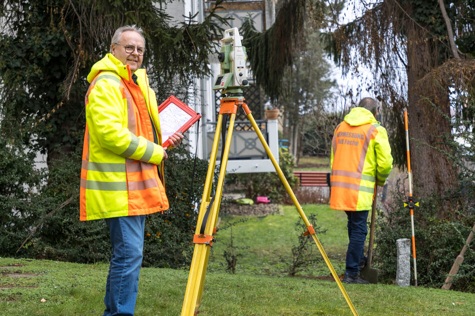 Vermessungsingenieur Steffen Fache (61, l.) erfasst mit seinem Tachymeter unter Mithilfe von Vermessungstechniker Bodo Jänicke (61) die Grenzpunkte des Grundstücks anhand der Grenzsteine.